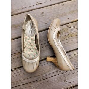 Vintage y2k Mudd Gillian Pumps Taupe Scalloped Floral Kitten Heel Round Toe 6 M